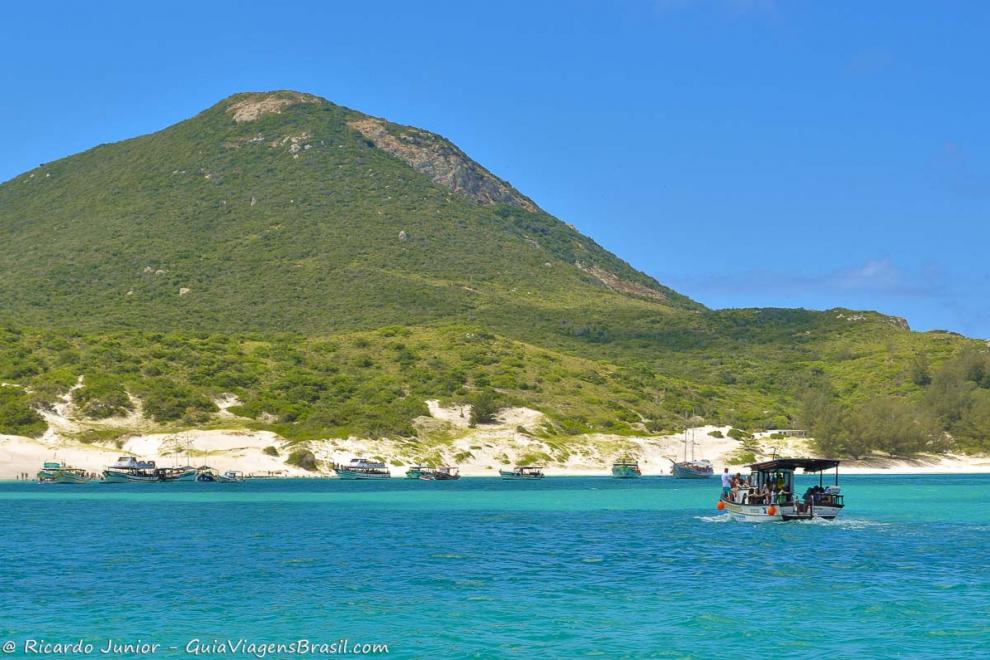 Imagem de barcos no mar em Arraial do Cabo.